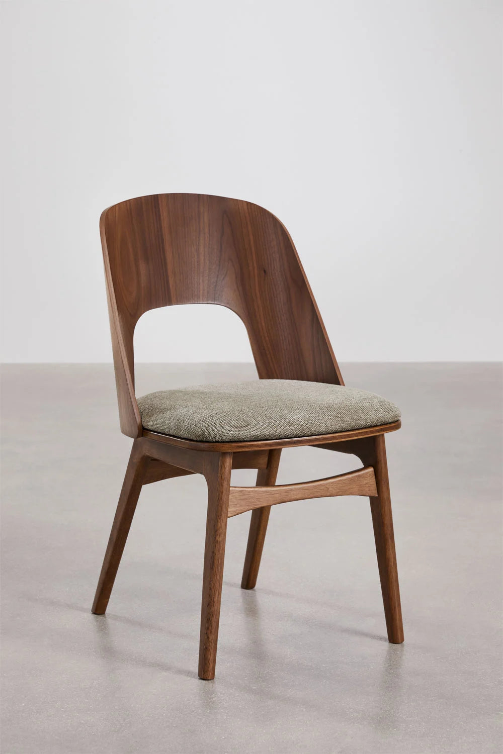 Chaise design vintage avec dossier incurvé et structure en bois de frêne.