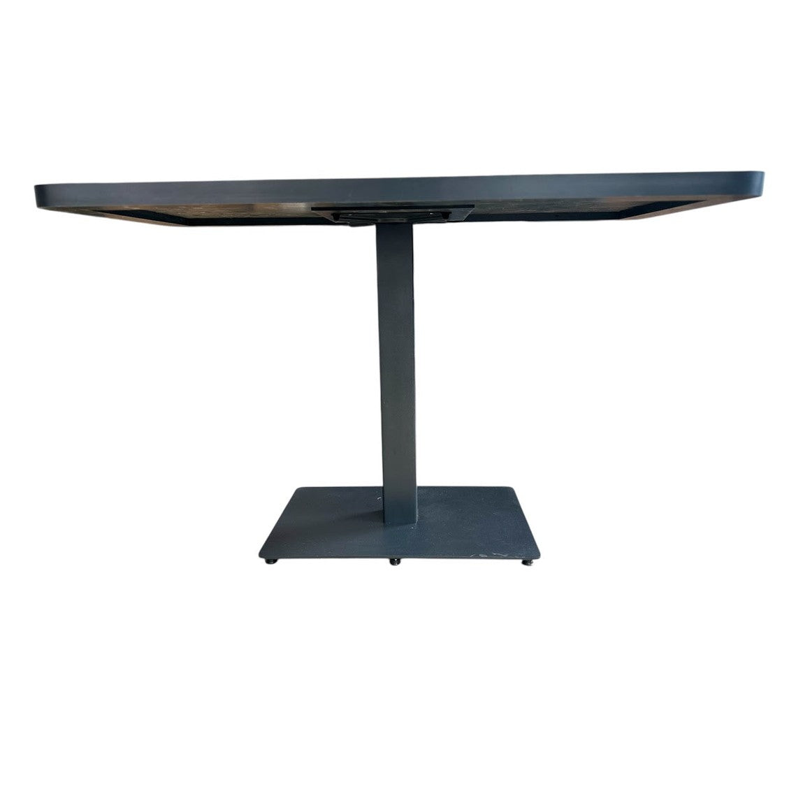 Pied en métal noir de la table professionnelle Lotus vue du pied 