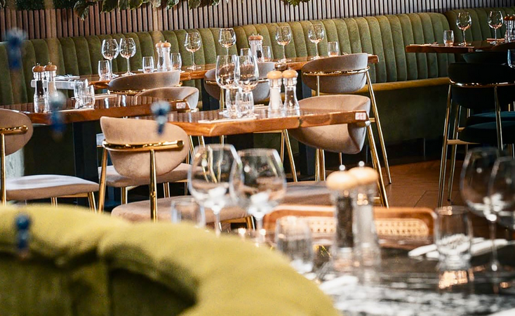 mise en scène du plateau de table massif noyer dans un restaurant 