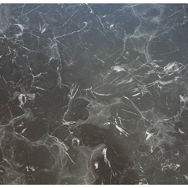 Gros plan sur le plateau effet marbre noir