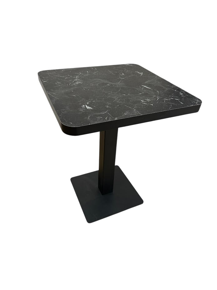Gros plan sur le plateau effet marbre noir de la table Lotus 60×60 cm