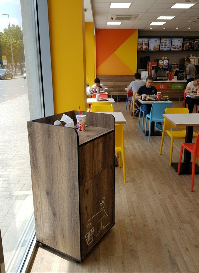 poubelle snack en bois mise en scène dans un fast-food 