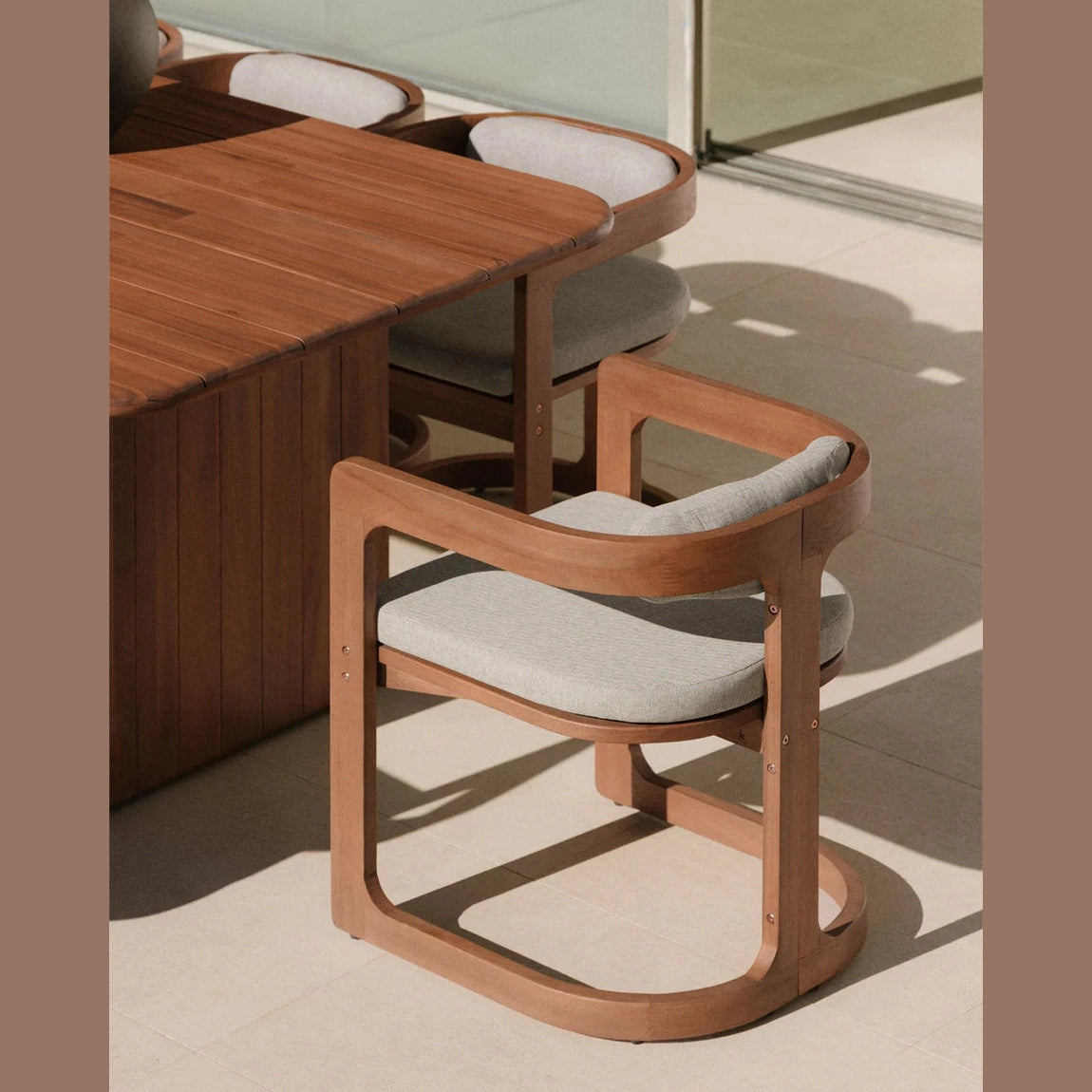 Détail de la structure robuste en bois d'acacia de la chaise Selira