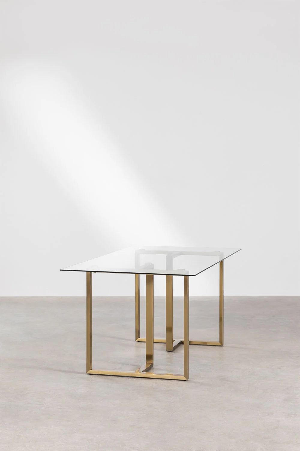 Table de repas moderne transparente avec pieds croisés structure acier.