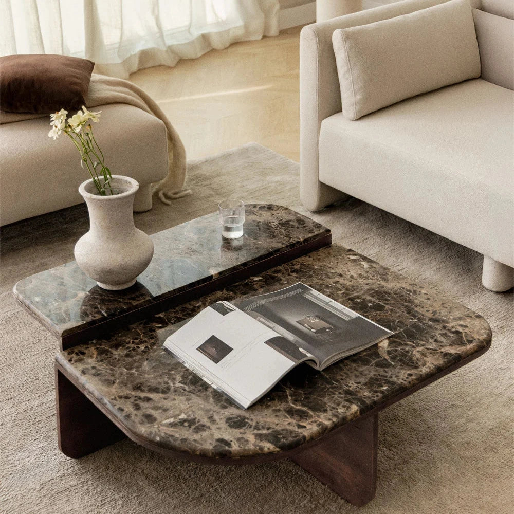 Table basse carrée Clotsh 90x90 cm avec plateau en pierre naturelle et piètement en bois de manguier massif.