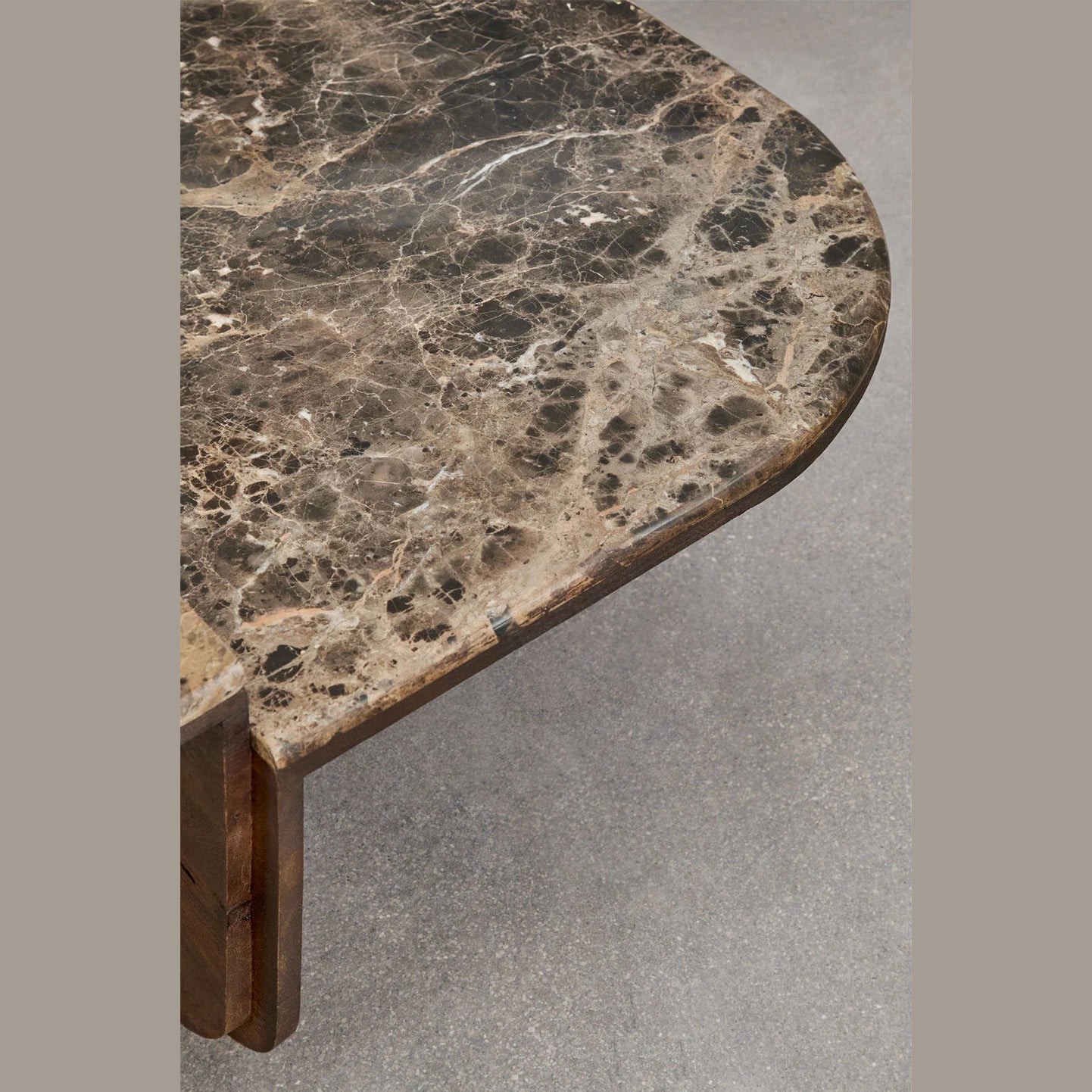 zoom sur le plateau en pierre naturelle 
