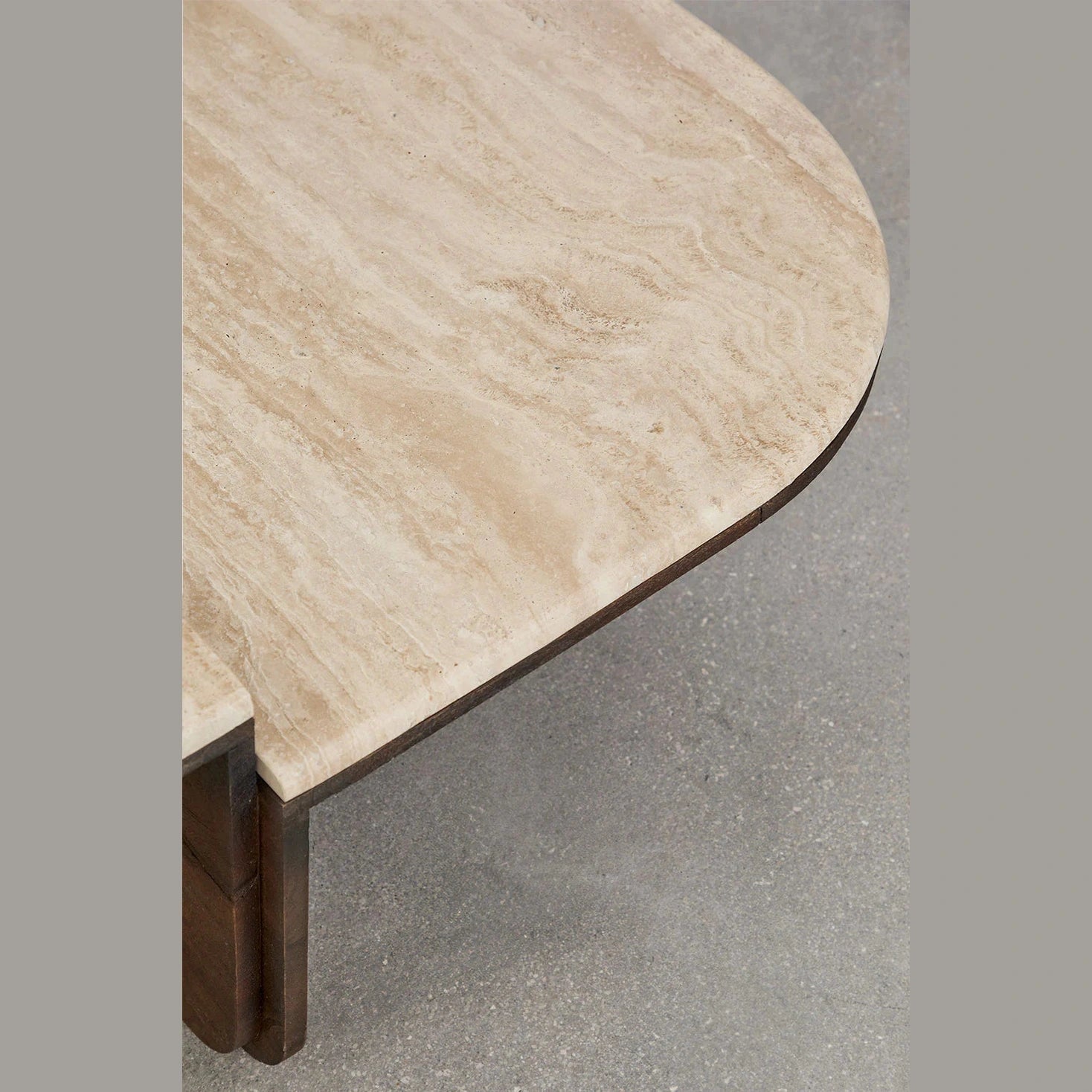 table basse en travertin  90x90 zoom sur le plateau