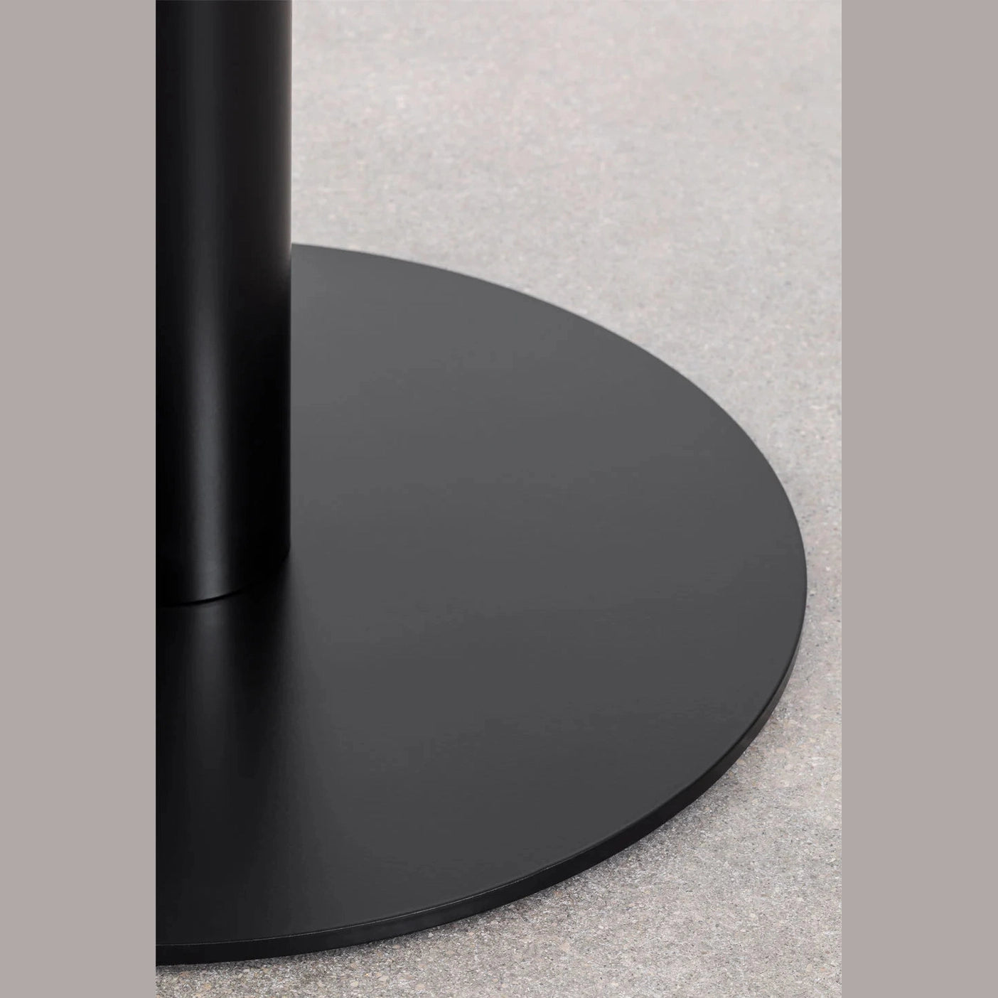 table carré en terrazzo avec pieds vue du pieds