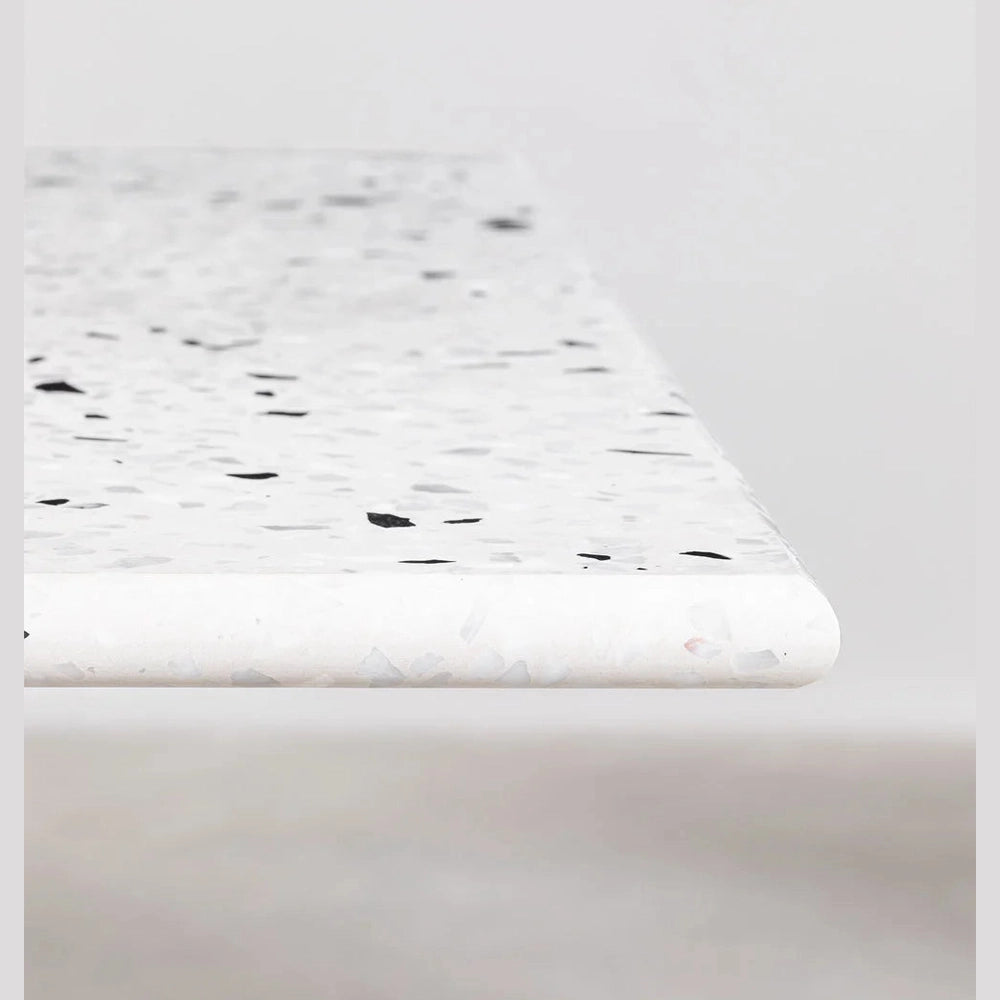 table carré en terrazzo avec pieds vue de l’épaisseur du  plateau