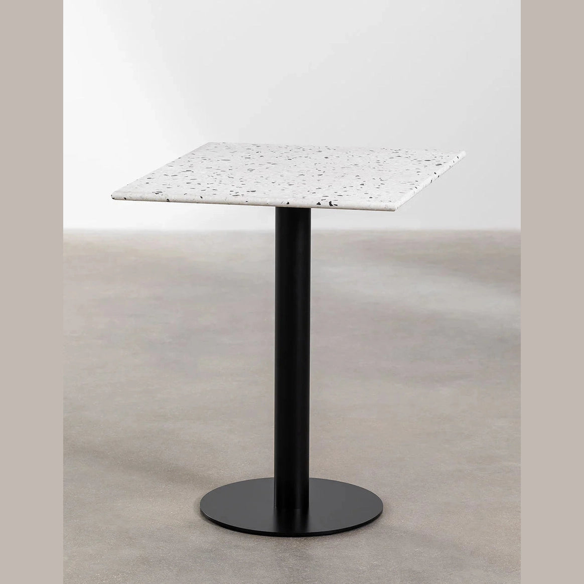 table carré en terrazzo avec pieds vue de face 