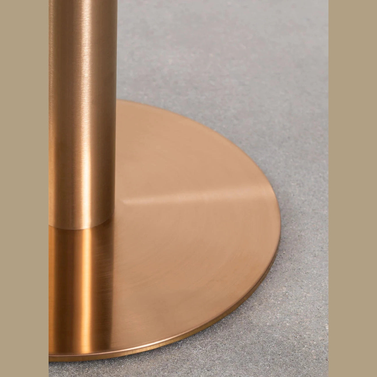 Table terrazzo professionnelle 60x60 – Mobilier restaurant vue du pied or 