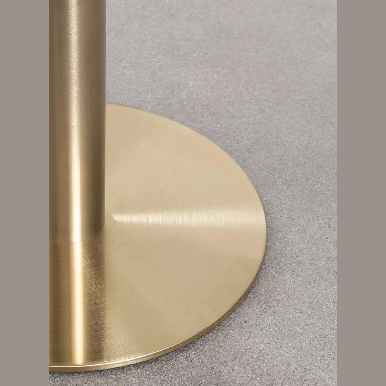 Table terrazzo professionnelle 60x60 – Mobilier restaurant vue du pied or 