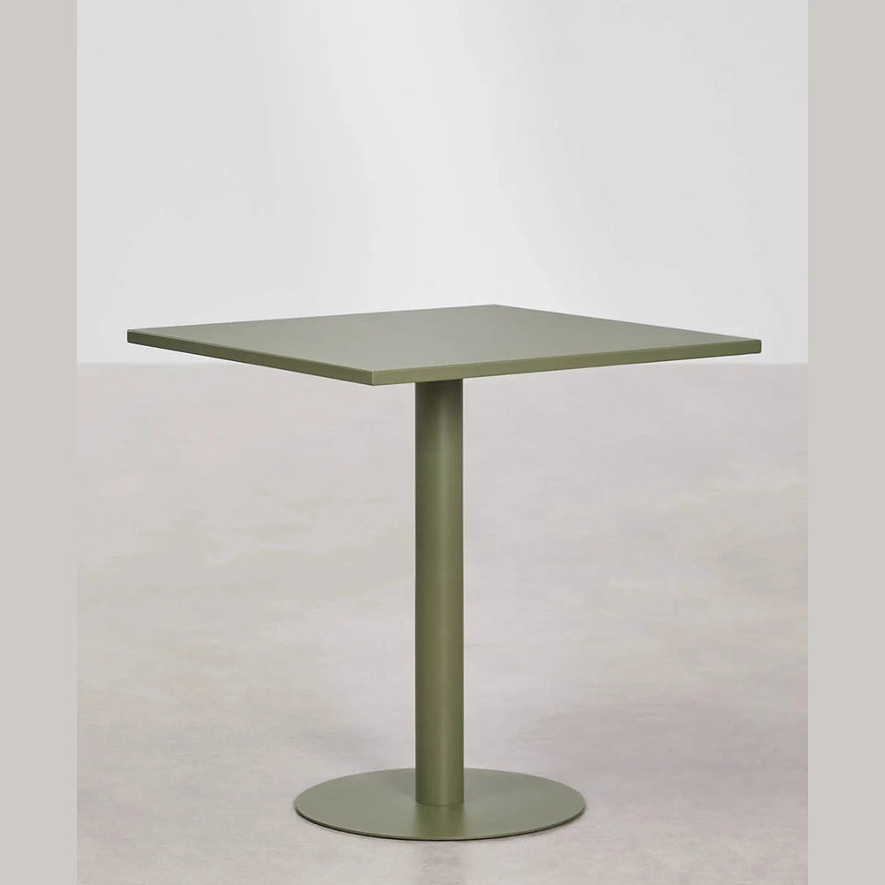 Table Mizzi installée sur une terrasse de restaurant CHR professionnel