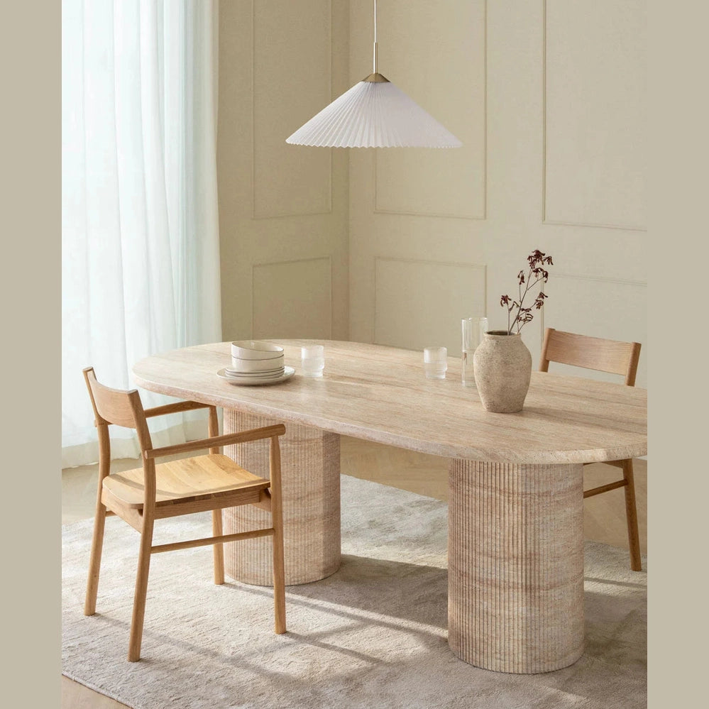 Grande table à manger ovale 220 cm aspect travertin et ciment gris Velia Prosofa.