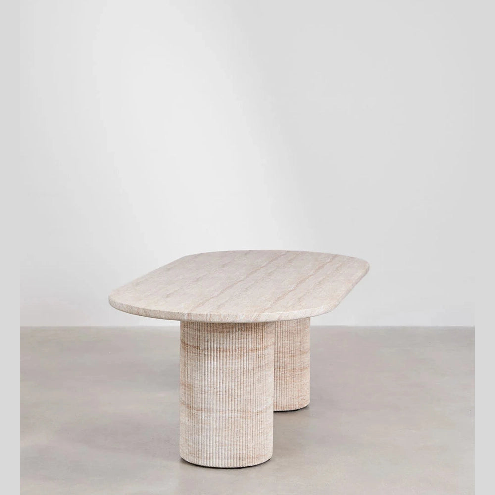 Table de repas design avec deux pieds cylindriques massifs effet minéral.