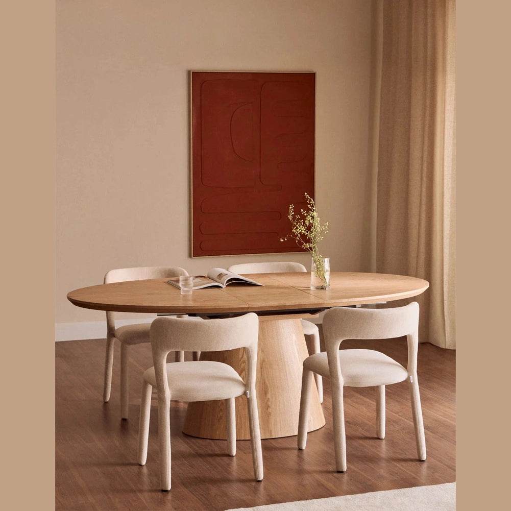 table galax mise en situation dans un salon avec chaises blanches 