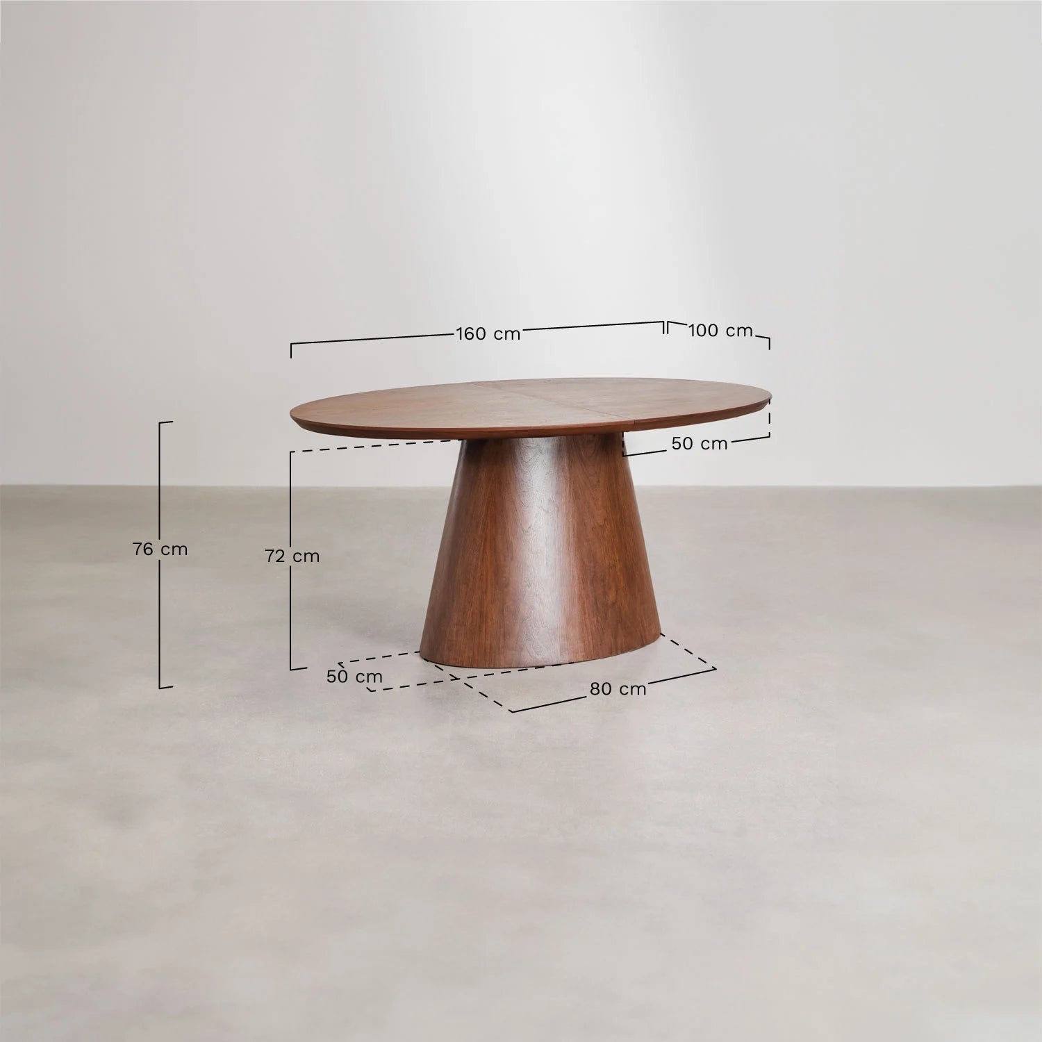 Décoration salle à manger moderne avec table ovale en bois foncé et chaises design.
