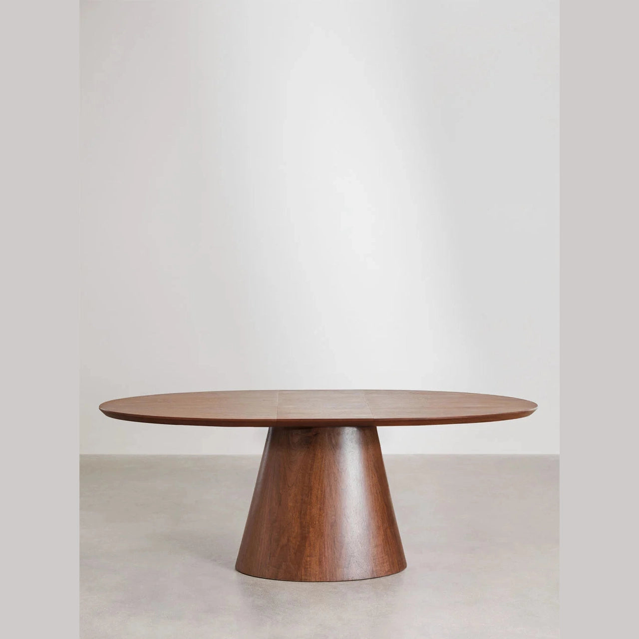Table extensible en bois de noyer Gala déployée en format 200 cm pour 10 personnes.