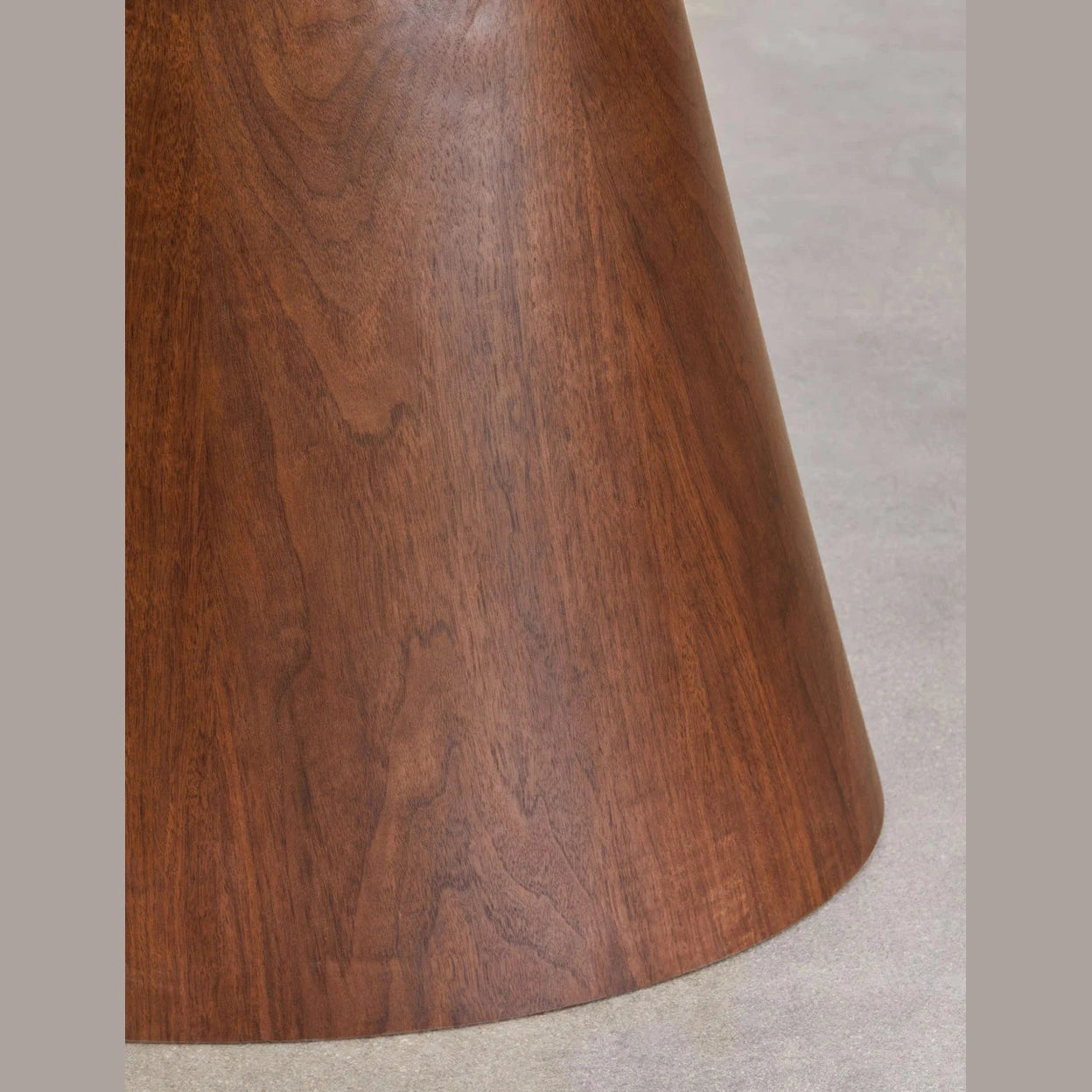 Détail du plateau ovale en MDF et placage noyer finition naturelle table Galax.
