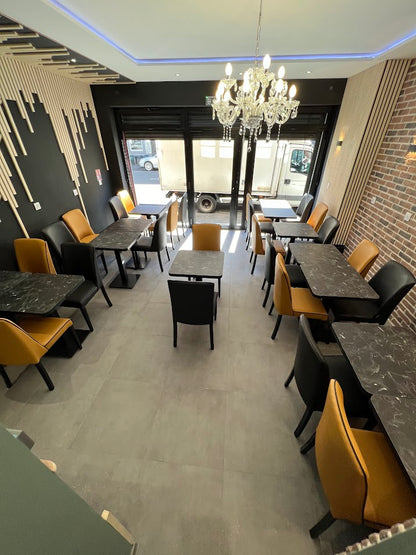 Table Lotus 120×60 cm installée dans un café moderne