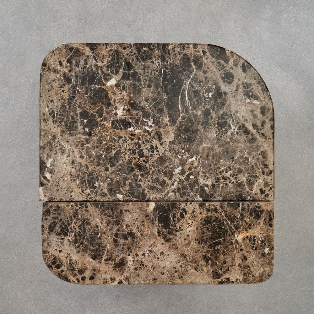 Détail des nuances naturelles et du grain du bois de manguier de la structure Clotsh.